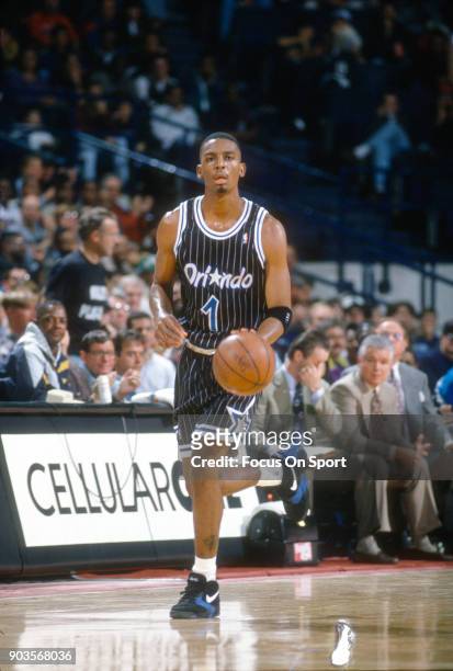 Penny Hardaway of the Orlando Magic dribbles the ball up court against the Washington Bullets during an NBA basketball game circa 1994 at the US...