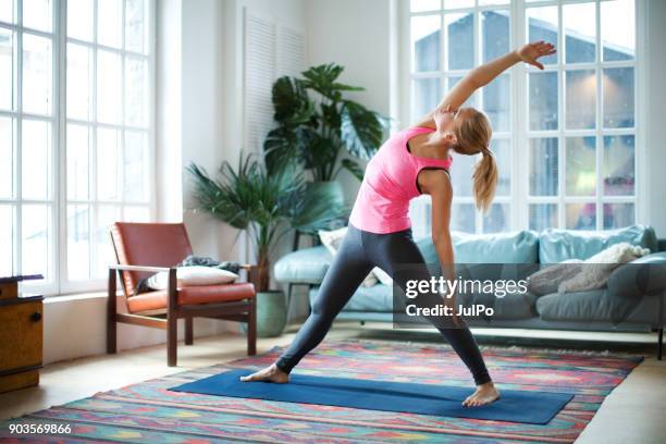 yogalessen - woman standing exercise stockfoto's en -beelden