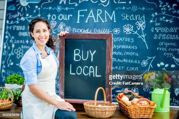 comprar productos locales - farm produce market fotografías e imágenes de stock