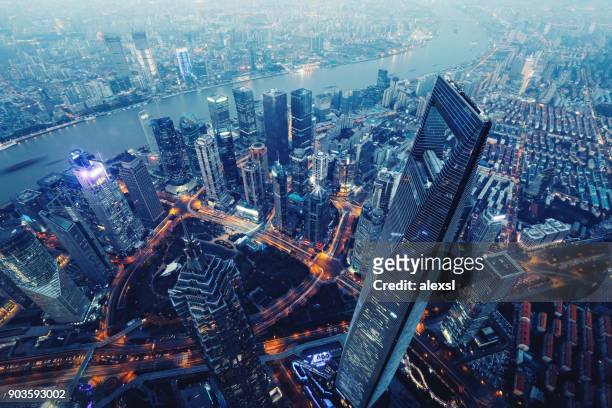 shanghai cina moderni grattacieli skyline vista aerea notte - shanghai foto e immagini stock