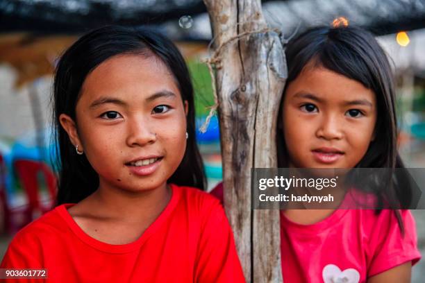 niñas vietnamitas posando en la playa, vietnam - vietnam teen fotografías e imágenes de stock