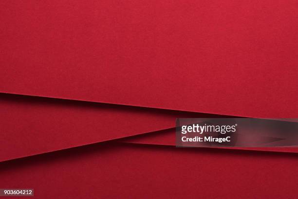 red colored paper crossing - rouge photos et images de collection