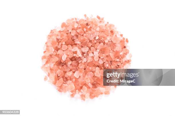 heap of himalayan pink salt on white - sel minéraux photos et images de collection