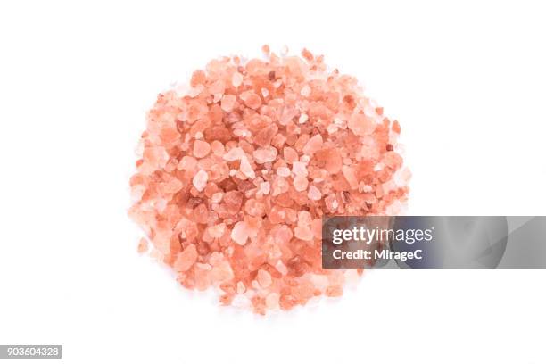heap of himalayan pink salt on white - himalayazout stockfoto's en -beelden