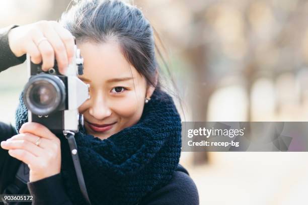 若い日本の女性写真家の肖像画 - 写真家 ストックフォトと画像