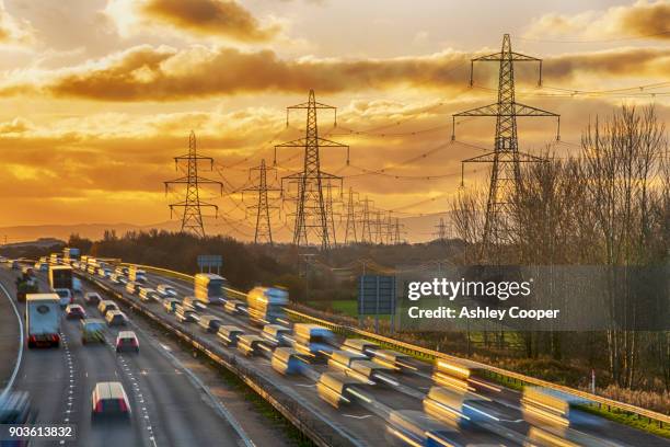 rushhour on the m56 motorway near helsby, cheshire, uk at dusk. - broeikasgas stockfoto's en -beelden