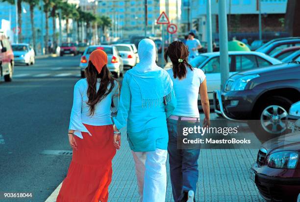 drei junge muslimische frauen in melilla - enklave stock-fotos und bilder