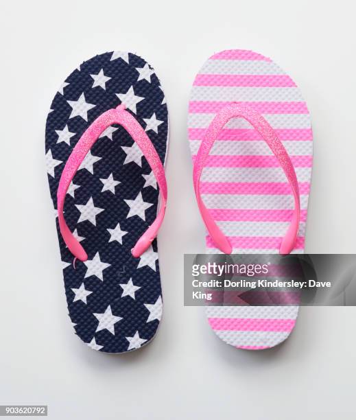 flip-flop customising - mismatch fotografías e imágenes de stock