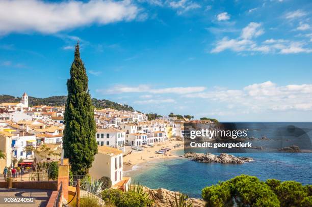 idyllische costa brava küstenstadt in der provinz girona, katalonien - mediterranean stock-fotos und bilder