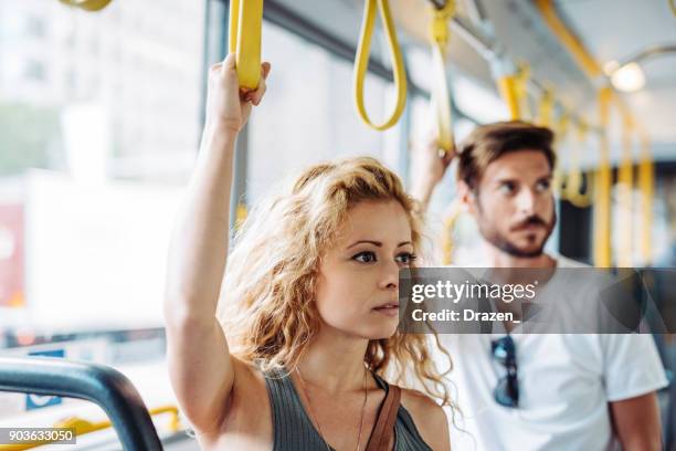 schöne frau mit dem öffentlichen bus zur arbeit gehen - sydney bus stock-fotos und bilder