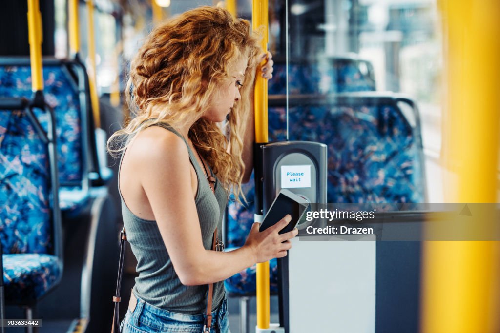 婦女使用非接觸式信用卡支付公共交通