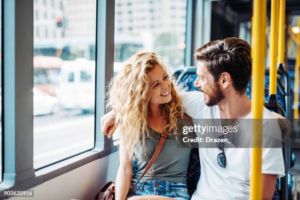 coppia seduta sui sedili dell'autobus e pendolarità a casa - two people on bus foto e immagini stock