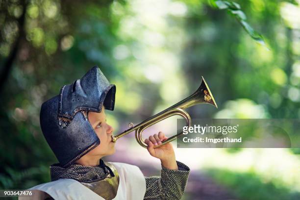 petit chevalier jouant à la trompette - clairon photos et images de collection