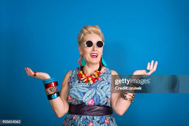 zomer portret van creatieve senior vrouw - summer comedies party stockfoto's en -beelden