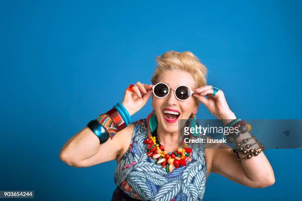 zomer portret van creatieve senior vrouw - summer comedies party stockfoto's en -beelden