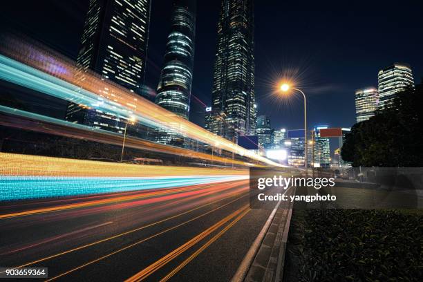 der stadtverkehr - light trails stock-fotos und bilder