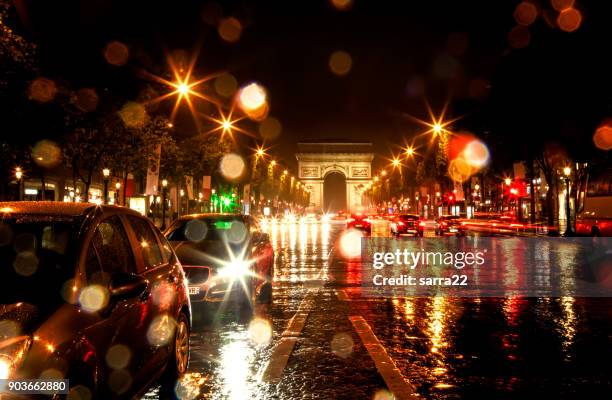 traffico a parigi nella notte piovosa, francia - tourism drop in paris foto e immagini stock