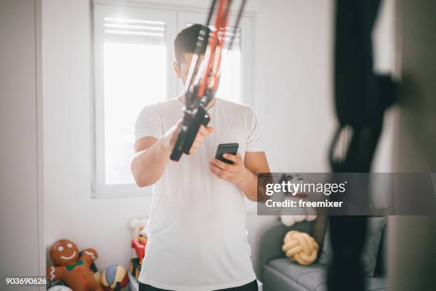 hombre haciendo ejercicio en casa - elastic bandage fotografías e imágenes de stock