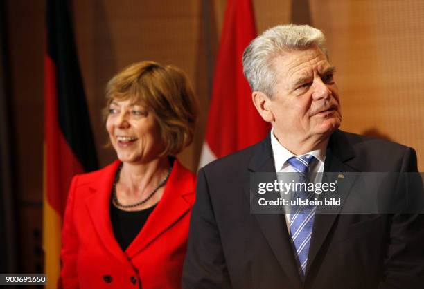 Besuch von Bundespraesident Joachim Gauck und seiner Lebensgefaehrtin Daniela Schadt in Hessen - in der Staatskanzlei in Wiesbaden