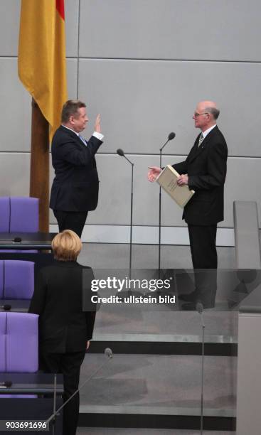 Bundestag, Wahl der Bundeskanzlerin, neue Regierungsbank und Vereidigung der Ministeris Hermann Gröhe durch Bundestagspräsident Norbert Lammert