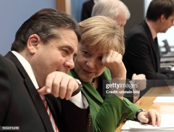 Berlin, Bundestag, Die Parteivorsitzenden von SPD, CDU und CSU unterzeichnen den vorlaeufigen Koalitionsvertrag, der um 7 Uhr morgens stand. SPD...