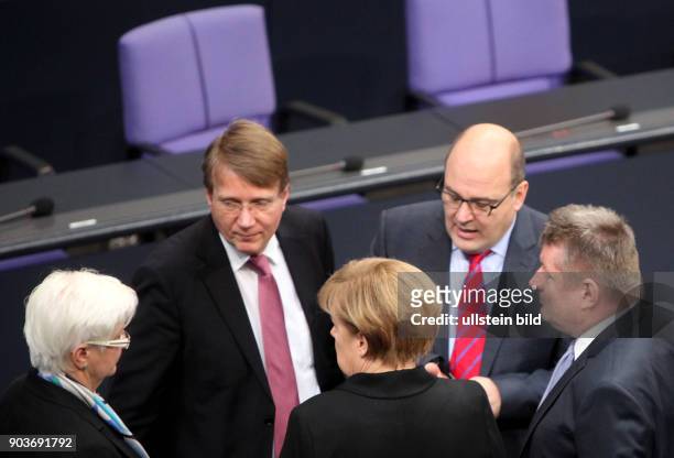 Berlin, Reichstag, Plenum, der Bundestag waehlt Angela Merkel zum 3. Mal zur Bundeskanzlerin, hier im Gespraech mit ihren Vertrauten Gerda...