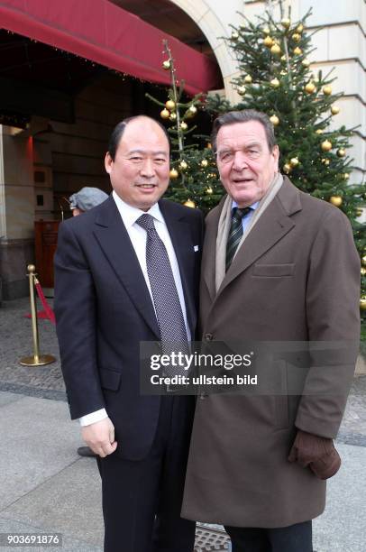 Berlin, Hotel Adlon, Tangsin Yao und Alt Bundeskanzler Gerhard Schroeder. Schroeder traf das chinesische Volkskongressmitglied auf einem Gang zum...