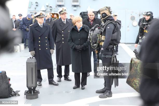 Germany, Bundeskanzlerin Angela Merkel im Marine Stuetzpunkt Liel bei den Kampfschwimmern auf der Fregatte Braunschweig. Wie laenge faehrt so ein...