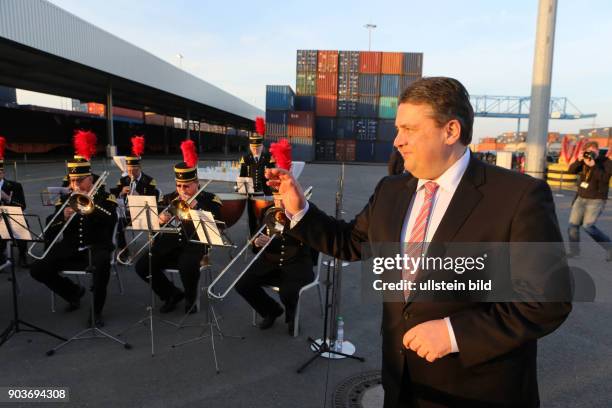 Duesseldorf, InterConti Hotel auf der Koe, Staatsbesuch in NRW des Chinesischen Staatspraesidenten Xi Jinping. Mit Bundeswirtschaftschaftsminister...