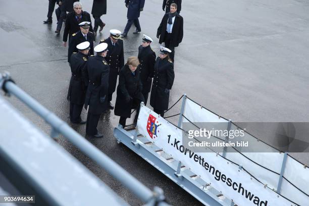 Germany, Bundeskanzlerin Angela Merkel im Marine Stuetzpunkt Liel bei den Kampfschwimmern auf der Fregatte Braunschweig. Wie laenge faehrt so ein...