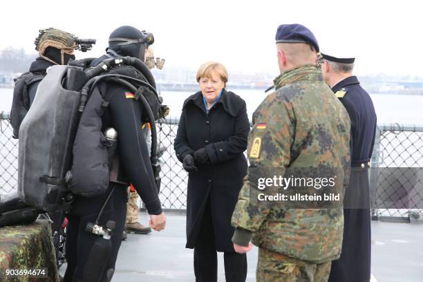 Germany, Bundeskanzlerin Angela Merkel im Marine Stuetzpunkt Liel bei den Kampfschwimmern auf der Fregatte Braunschweig. Wie laenge faehrt so ein...