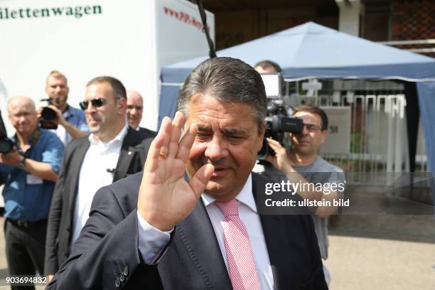 Germany, Bundesminister Sigmar Gabriel auf der Innovationspreis, Mittelstandstag des BmWi, hier das neue Herz der SPD, ein 3 D Modell fuer angehende...