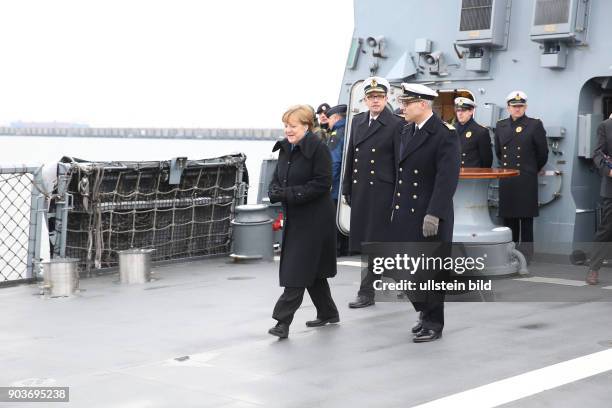 Germany, Bundeskanzlerin Angela Merkel im Marine Stuetzpunkt Liel bei den Kampfschwimmern auf der Fregatte Braunschweig. Wie laenge faehrt so ein...