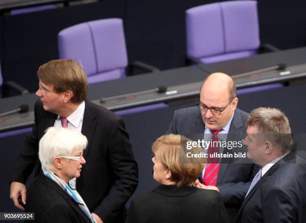 Berlin, Reichstag, Plenum, der Bundestag waehlt Angela Merkel zum 3. Mal zur Bundeskanzlerin, hier im Gespraech mit ihren Vertrauten Gerda...