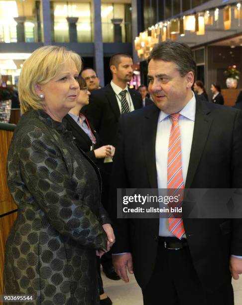 Duesseldorf, InterConti Hotel auf der Koe, Staatsbesuch in NRW des Chinesischen Staatspraesidenten Xi Jinping. Mit Bundeswirtschaftschaftsminister...