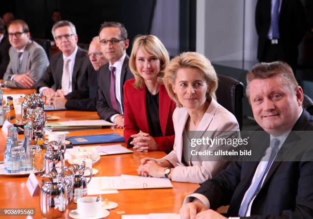 Berlin, Kanzleramt, Bundeskanzleramt, Neues Kabinett Angela Merkel, 1. Sitzung mit Hermann Gröhe, Ursula von der Leyen, Manuela Schwesig, Heiko Maas,...