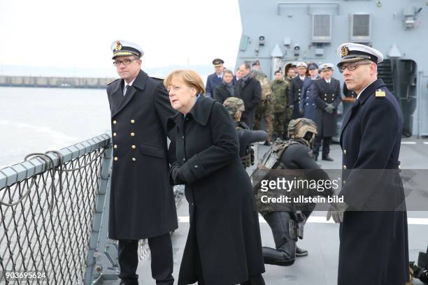 Germany, Bundeskanzlerin Angela Merkel im Marine Stuetzpunkt Liel bei den Kampfschwimmern auf der Fregatte Braunschweig. Wie laenge faehrt so ein...