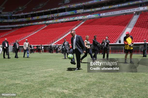 Brasilien, Suedamerika, Bundesratspraesident und Niedersaechsischer Ministerpraesident Stephan Weil SPD zu Besuch in Brasilia, hier im Stadion...
