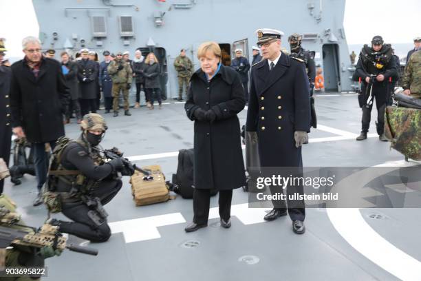 Germany, Bundeskanzlerin Angela Merkel im Marine Stuetzpunkt Liel bei den Kampfschwimmern auf der Fregatte Braunschweig. Wie laenge faehrt so ein...