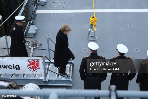 Germany, Bundeskanzlerin Angela Merkel im Marine Stuetzpunkt Liel bei den Kampfschwimmern auf der Fregatte Braunschweig. Wie laenge faehrt so ein...