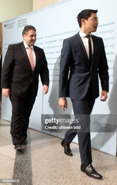 Berlin, BmWi Uebergabe im Bundesministerium fuer Wirtschaft. SPD Sigmar Gabriel und FDP Philipp Roesler