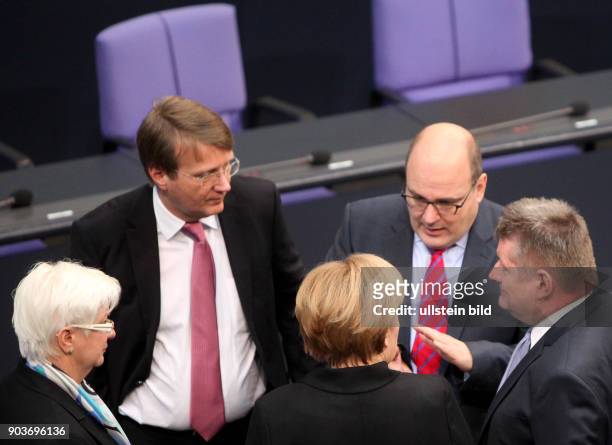 Berlin, Reichstag, Plenum, der Bundestag waehlt Angela Merkel zum 3. Mal zur Bundeskanzlerin, hier im Gespraech mit ihren Vertrauten Gerda...
