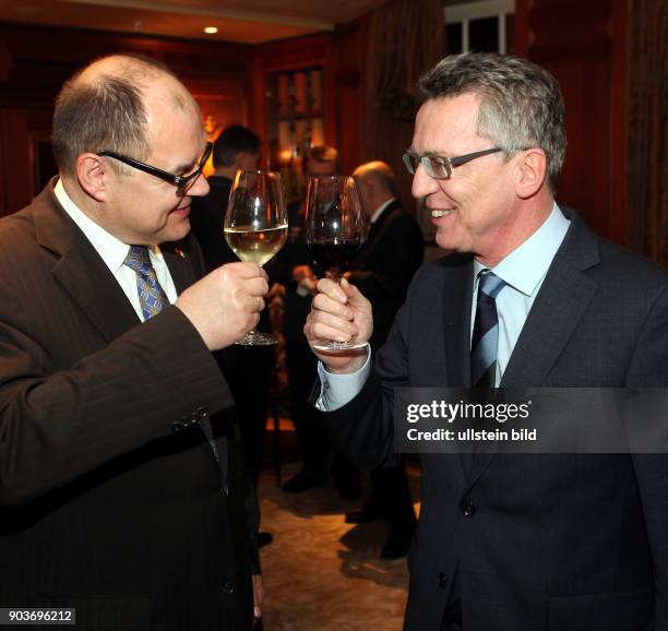 Berlin, Adlon Hotel, Bibliothek, Verabschiedung von CSU Staatssekretaer Christian Schmidt mit einem Empfang fuer Gaeste aus dem Bundeswehr Bereich,...