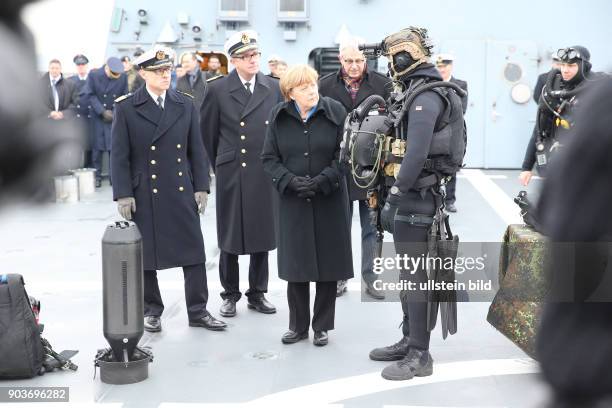 Germany, Bundeskanzlerin Angela Merkel im Marine Stuetzpunkt Liel bei den Kampfschwimmern auf der Fregatte Braunschweig. Wie laenge faehrt so ein...