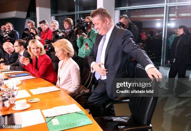 Berlin, Kanzleramt, Bundeskanzleramt, Neues Kabinett Angela Merkel, 1. Sitzung mit vion rechts: Hermann Groehe, Ursula von der Leyen, Manuela...