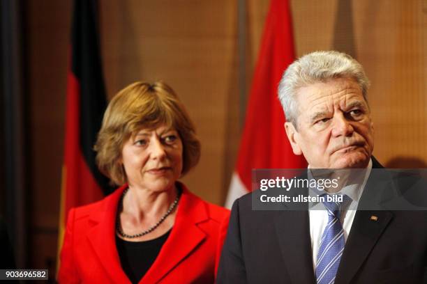 Besuch von Bundespraesident Joachim Gauck und seiner Lebensgefaehrtin Daniela Schadt in Hessen - in der Staatskanzlei in Wiesbaden