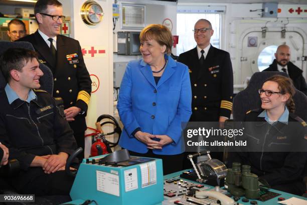 Germany, Bundeskanzlerin Angela Merkel im Marine Stuetzpunkt Liel bei den Kampfschwimmern auf der Fregatte Braunschweig. Wie laenge faehrt so ein...