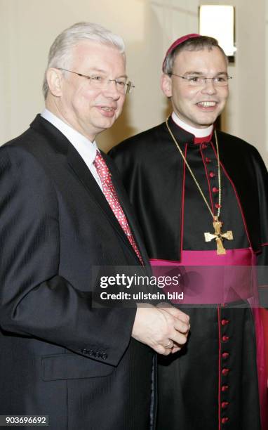 Franz-Peter Tebartz van Elst, Bischof von Limburg - bei einem Empfang durch Ministerpraesident Roland Koch in der Hessischen Staatskanzlei