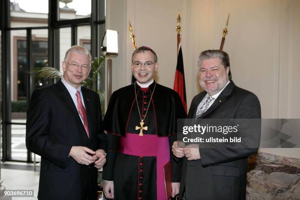 Franz-Peter Tebartz van Elst, Bischof von Limburg - bei einem Empfang durch Ministerpraesident Roland Koch in der Hessischen Staatskanzlei und...