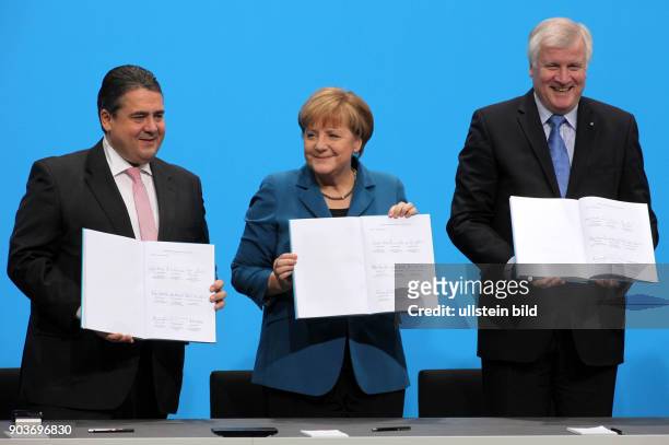 Berlin, Reichstag, Jakob Loebe Haus, die schwarz rote grosse Koalition unterschreibt zum 2. Mal nach dem erfolgreichen SPD Mitgliedervotum den...